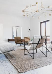 1 dormitorio con cama, sillas y mesa en Hotel Dolomiti, en Castelmezzano