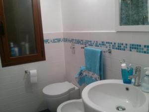 Ванна кімната в White and Blue Holidays
