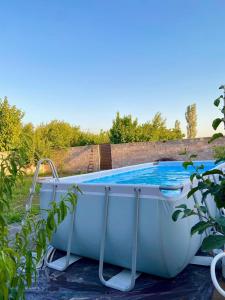 una vasca da bagno situata in cima a un giardino di Voskevaz Rest a Voskevaz