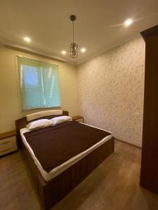 1 dormitorio con 1 cama grande en una habitación en Voskevaz Rest, en Voskevaz