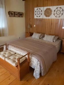 ein Schlafzimmer mit einem großen Bett in einem Zimmer in der Unterkunft El Rincón de Pirón in Losana de Pirón