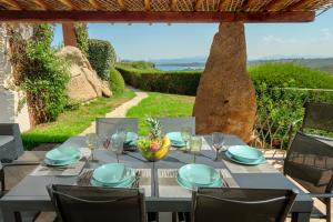 una mesa gris con un tazón de fruta. en Villetta d'Arancia - SHERDENIA Luxury Apartments, en Marinella
