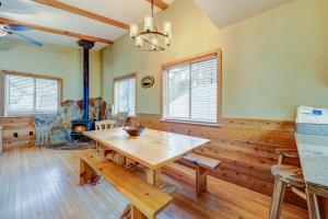 une salle à manger avec une table en bois et une cheminée dans l'établissement Tahoe Treetop Escape, à Stateline