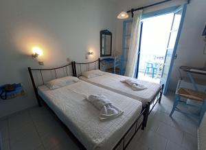 Daidalos Hotel في أرمينيستيس: غرفة نوم عليها سرير وفوط