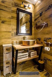 un baño con lavabo y espejo en Greenwood 84, en Kelemen 47 fotos más