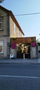 un edificio con flores frente a una calle en Garden Place Alojamento Local en Viseu