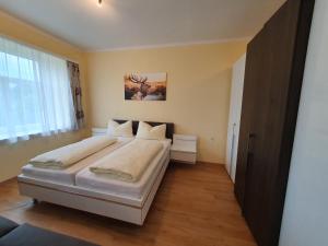 una camera con un grande letto di Appartement zur Post a Ferlach