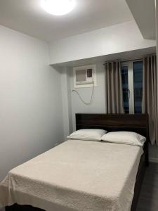 Cozy 1 Bedroom near Alabang Town Center and Molito with Wifi and Netflix 객실 침대