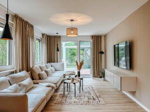 a living room with a couch and a table at Stadthytte Ferienhaus in Rostock