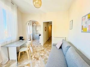 ein Wohnzimmer mit einem Sofa und einem Tisch in der Unterkunft Suite Astraldi - a 2 minuti dall'Ariston in Sanremo
