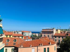 Blick auf eine Stadt mit Gebäuden und das Meer in der Unterkunft Suite Astraldi - a 2 minuti dall'Ariston in Sanremo