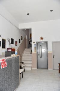 un vestíbulo con escaleras y una puerta en un edificio en Papaioannou Aparts, en Loutra Edipsou