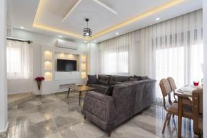 ein Wohnzimmer mit einem Sofa und einem Tisch in der Unterkunft Villa w Jacuzzi, Private Pool, Garden in Antalya in Belek