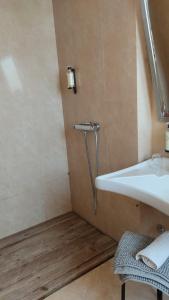 a bathroom with a sink and a shower at Alojamento Local Verde e Mar in Comporta