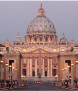 ein großes Gebäude mit einer Kuppel darüber in der Unterkunft Vatican's apartment in Rom