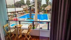 una ventana de hotel con vistas a la piscina en Resort la Fogata Cieneguilla en Cieneguilla