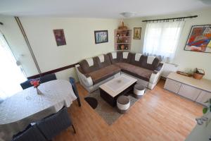 een woonkamer met een bank en een tafel bij Vila ZLATNI BOR in Zlatibor