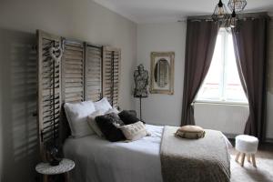 เตียงในห้องที่ Chambre d'hôtes Les Magnolias
