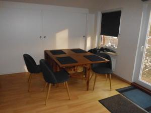 a dining room table and chairs in a room at Radlerquartier Edendorf in Itzehoe