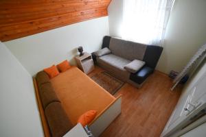 an overhead view of a living room with a couch at Vila ZLATNI BOR in Zlatibor