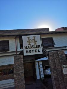 una señal para un hotel de perros calientes frente a un edificio en Hotel Hassler, en Asunción