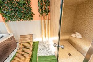 Un baño de Los Valles & Spa