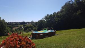 Bazén v ubytování Charmante Maison entre Lot & Dordogne avec Piscine Privée nebo v jeho okolí