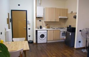 Η κουζίνα ή μικρή κουζίνα στο casa nel centro storico viterbo fornito di tutto