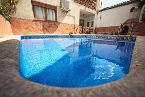 una piscina azul frente a un edificio en Los Valles & Spa, en Pepino