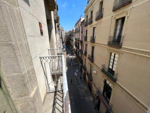 una vista de un callejón entre dos edificios en The MO GOTIC en Barcelona