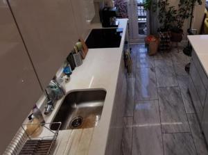 cocina con fregadero y encimera en Entire 1-Bed Apartment in London Haringey en Londres