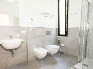 een badkamer met een wastafel, een toilet en een spiegel bij La Casa di Zuecca in Monterosso al Mare