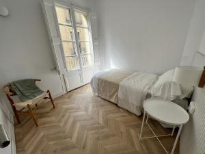 een slaapkamer met een bed, een bureau en een stoel bij The MO GOTIC in Barcelona