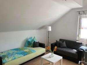 sala de estar con cama y sofá en Ferienwohnung Lipp, en Waldstetten