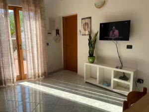 a living room with a flat screen tv on a wall at La Vite in Ponza