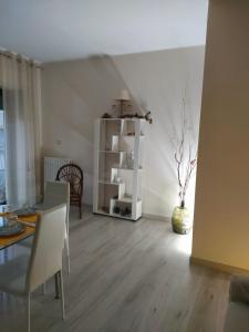 een woonkamer met een tafel en stoelen en een witte kast bij Donna Melina in Mileto