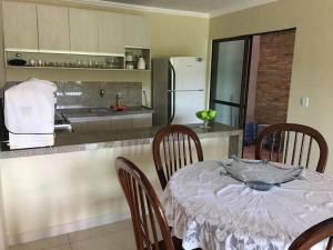Kuchyň nebo kuchyňský kout v ubytování Flat térreo com duas suítes (até 8 pessoas) no Canarius Resort em Gravatá