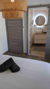 Łóżko lub łóżka w pokoju w obiekcie Maison avec piscine, jacuzzi et sauna privatifs - Mas de Nebbas
