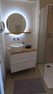 Łazienka w obiekcie Maison avec piscine, jacuzzi et sauna privatifs - Mas de Nebbas