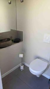 Łazienka w obiekcie Maison avec piscine, jacuzzi et sauna privatifs - Mas de Nebbas