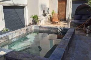 basen na środku podwórka w obiekcie Maison avec piscine, jacuzzi et sauna privatifs - Mas de Nebbas w Aix-en-Provence