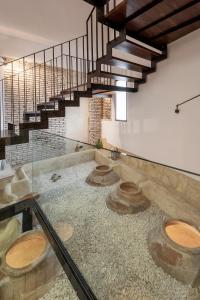 un museo con suelo de cristal y escalera en Hotel La Sitja - Adults only, en Benisoda