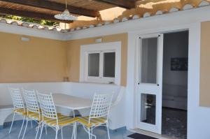 ein Esszimmer mit einem weißen Tisch und Stühlen in der Unterkunft Il Monaco Amalfi Dreams in Ravello