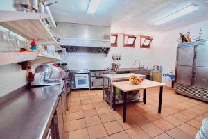 A kitchen or kitchenette at Hotel Almejí