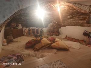 una camera con cuscini sul pavimento in mansarda di Mírame Casa Vacanza a Ovindoli