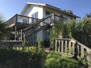 una casa con un ponte e scale di fronte di Bajos - At Casas de la Playa Beachside a Flagler Beach