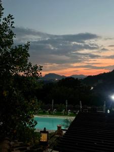 - Vistas a la piscina al atardecer en Agriturismo a casa di Susanna, en Santo Stefano del Sole