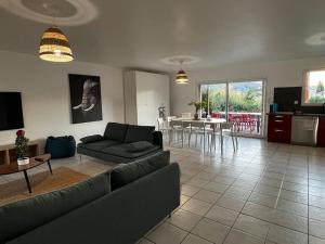 - un salon avec un canapé et une table dans l'établissement Villa Jungle house, à Alba-la-Romaine