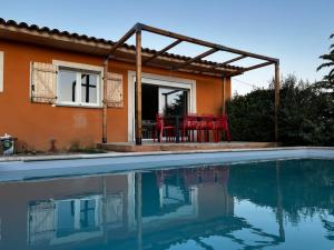 une maison avec une piscine en face d'une maison dans l'établissement Villa Jungle house, à Alba-la-Romaine