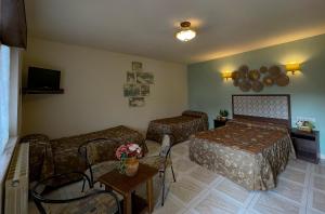 une chambre d'hôtel avec un lit et un canapé dans l'établissement Hotel Rural "La Ruta De Cabrales", à Mestas de Con